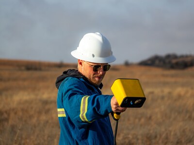 Field Inspector using the Xplorobot Laser Gas Imager to detect methane emissions