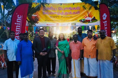 YB Senator Puan Saraswathy Kandasami, Deputy Minister of National Unity together with Jasmine representative, Farhan Hafetz and temple community members.