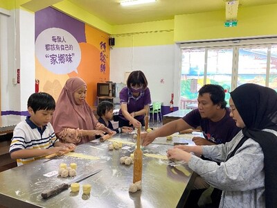 Muslim participants crafting taro pastries by hand. (PRNewsfoto/StayNews)