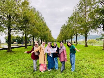 Muslim participants enjoying Taiwan's natural scenery in Yilan. (PRNewsfoto/StayNews)