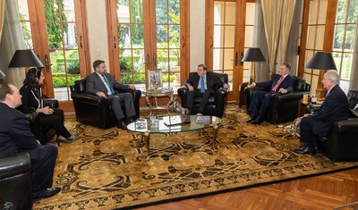 Dionisio Gutiérrez con la delegación del Presidente de Venezuela y el Embajador de Estados Unidos (PRNewsfoto/Fundación Libertad y Desarrollo)