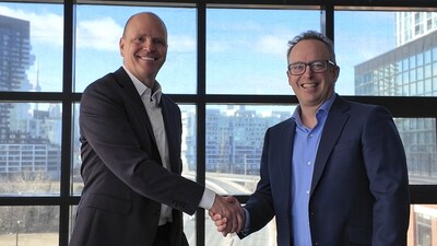 On the left, in the photo, Andy Taylor, President and CEO of Gore Mutual and, on the right, Jean-François Chalifoux, President and CEO of Beneva. 
Credit Brave Productions. (CNW Group/Beneva)