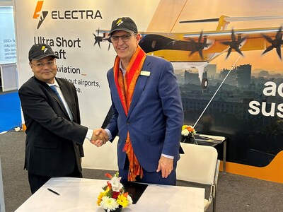 Amit Dutta (l), Managing Director, Hunch Mobility and Marc Ausman (r), Electra Vice President, Sales and Support, sign an MoU to introduce Electra’s EL9 Ultra Short aircraft to India’s fast-growing transportation market. (Credit: Electra)