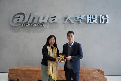 Representative of WWF presented the trophy to Mr. Bob Chen, Senior Vice President of Dahua Technology and President of Global Business (PRNewsfoto/Dahua Technology)