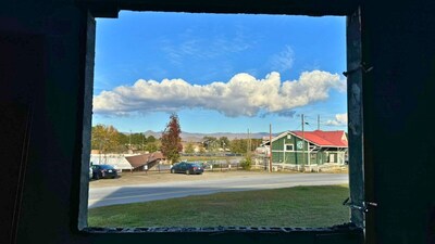Stunning views of the North Georgia mountains, offering a serene backdrop for Hensley Plaza. (PRNewsfoto/Terry Commercial Realty, LLC)
