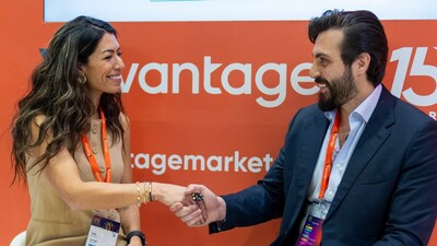 Influencer Safa Al Juboori visited the Vantage booth to interact with the team (PRNewsfoto/Vantage)