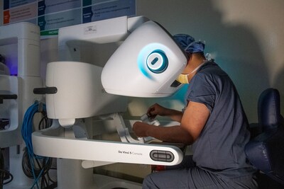 With Seung Duk Lee, M.D., Ph.D. at the controls, the robot’s four arms carry a camera scope and instruments into the body via four small punctures to remove a part of the living donor’s liver. The camera provides magnification of up to 10 times the human eye, pinpointing accuracy and stability in moving tissue and making incisions. (Allen Jones, VCU Enterprise Marketing and Communications)