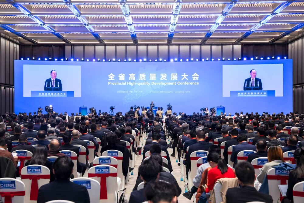 CPC Guangdong Committee’s Secretary Huang Kunming delivers a speech at the provincial high-quality development conference.