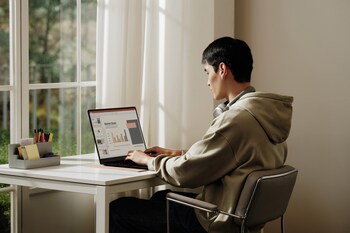 The 2025 LG gram laptops set a new benchmark in the series’ history, powered by Intel’s next-generation Core Ultra Series 2 processors: The Intel Core Ultra H- Series 2 (Arrow Lake) and the Intel Core Ultra V-Series 2 (Lunar Lake).