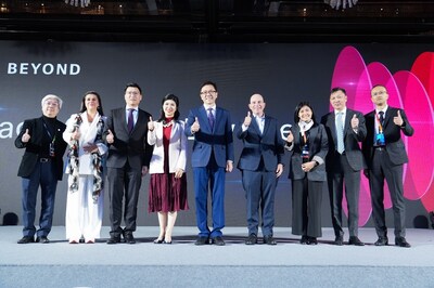 （從左至右）HGC環電集團ICT業務、技術方案及產品營運總裁黃振華、思科全球資深副總裁兼亞太、日本及大中華區客戶體驗事業部總經理 Jacqueline Guichelaar、香港特別行政區立法會議員 （科技創新界）邱達根、思科香港、澳門及華南區總經理封小韵、香港特別行政區政府創新科技及工業局局長孫東教授，JP、思科亞太、日本和大中華區總裁Dave West、香港警務處網絡安全及科技罪案調查科高級警司（網絡安全、法理鑑證及訓練）（網絡安全及科技罪案調查科）梁靄琳女士、思科大中華區行政總裁黃志明、HKT商業客戶業務總處企業方案及新興科技高級副總裁黃港生，共同主持開幕典禮。