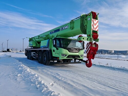 XCMG XCT100G5_1HEV, a truck-mounted telescopic boom crane, is designed with a maximum lifting capacity of approximately 100 metric tons, and capable of handling heavy loads with ease in the challenging environment. (PRNewsfoto/XCMG Machinery)
