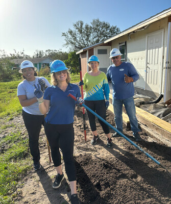 Members of the Mattamy Homes Tampa & Southwest Florida team volunteer at a Habitat for Humanity build. (CNW Group/Mattamy Homes Limited)