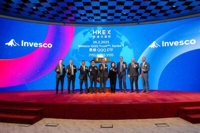景順QQQ ETF獲准於香港進行銷售，並在香港交易所跨境掛牌上市  （由左至右：香港交易所證券產品發展主管羅博仁(Brian Roberts)；景順EMEA及亞太區ETF及指數投資主管Gary Buxton；景順日本和韓國區行政總裁Alex Sato；香港特別行政區政府財經事務及庫務局副局長陳浩濂, JP；景順亞太區行政總裁羅德城；證券及期貨事務監察委員會投資產品部執行董事蔡鳳儀；景順亞洲（日本除外）行政總裁Martin Franc；景順全球ETF及指數投資主管Brian Hartigan；景順因子與核心股票高級策略師Ryan McCormack）
