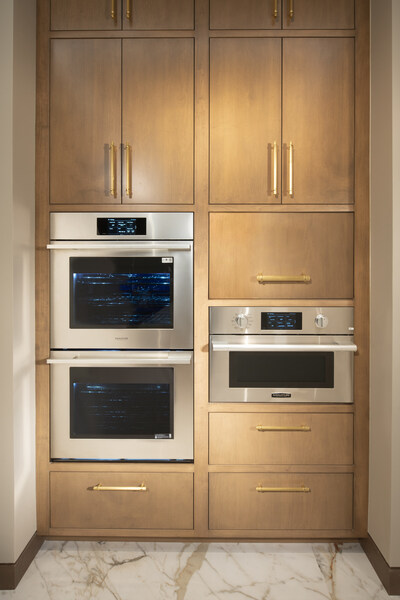 The SKS Transitional Series Double Wall Oven features Gourmet AI™ with a built-in camera for smart recipe suggestions, real-time monitoring via the ThinQ® app and time-lapse recording.