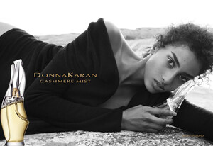DONNA KARAN CASHMERE MIST INTRODUCES A NEW CHAPTER FOR SPRING 2025, FEATURING IMAAN HAMMAM IN A CAPTIVATING CAMPAIGN