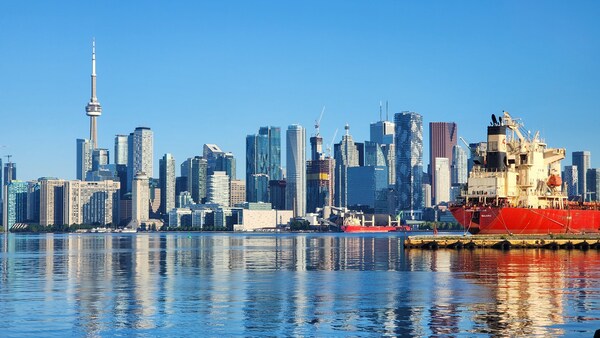 En 2024, deux millions de tonnes de marchandises ont transité par le Port de Toronto, et son terminal de croisières a accueilli 34 navires de croisière venus y débarquer près de 18 000 visiteurs. (Groupe CNW/PortsToronto)