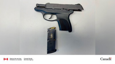 Une saisie d'armes à feu par l'ASFC entraîne une condamnation et une ordonnance d'interdiction pour un voyageur américain
