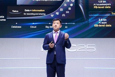 Peter Zhou, President of Huawei Data Storage Product Line, delivered a keynote speech (PRNewsfoto/Huawei) Peter Zhou, President of Huawei Data Storage Product Line, delivered a keynote speech (PRNewsfoto/Huawei)
