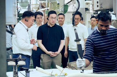 Chairman Koo (third from the left, standing) visits LG Electronics' Noida manufacturing plant in New Delhi, India, to observe the air conditioner production process. Chairman Koo (third from the left, standing) visits LG Electronics' Noida manufacturing plant in New Delhi, India, to observe the air conditioner production process.