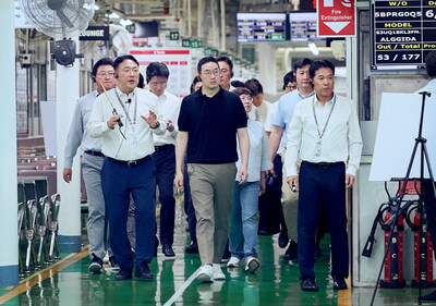 Chairman Koo (front and center) examines a production line at LG Electronics' Noida manufacturing plant in New Delhi, India. Chairman Koo (front and center) examines a production line at LG Electronics' Noida manufacturing plant in New Delhi, India.