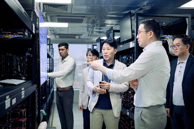 Chairman Koo (fourth from the left) converses with researchers at LG's SW Institute in Bengaluru, India. Chairman Koo (fourth from the left) converses with researchers at LG's SW Institute in Bengaluru, India.