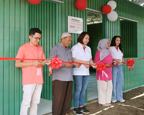 Kiri-kanan: Upan Thamrin (Project Coordinator Happy Hearts Indonesia), Muhammad Hasan (Pembina Yayasan Syamsul Huda), Julie Anwar (Head of Human Resources OCBC), Aluh Nursehan (Kabid Pengembangan PAUD Dikbudpora Lombok Utara), dan Jenny Hartanto (National Network Head OCBC) pada saat meresmikan Sekolah PAUD Syamsul Huda yang dibangun menggunakan eco-brick yang terbuat dari sampah plastik.