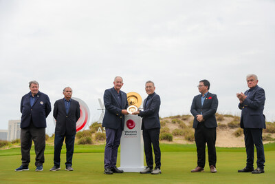 Niall Farquharson, Chairman of The R&A, presents a souvenir gift to Alan Teo, CEO of Hoiana Shores Resort & Golf.
From left to right: 1. Philip Hassall – Vice Chairman & Treasurer, Asia-Pacific Golf Confederation; 2. Taimur Hassan Amin – Chairman, Asia-Pacific Golf Confederation; 3. Niall Farquharson – Chairman, The R&A; 4. Alan Teo – CEO, Hoiana Shores Resort & Golf; 5. Vu Nguyen – Vice Chairman & General Secretary, Vietnam Golf Association; 6. Ian Pattinson – Captain, The Royal & Ancient Golf Club of St Andrews (PRNewsfoto/Hoiana Resort & Golf and Hoiana Shores Golf Club)