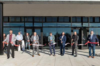 Ribbon cutting (L to R): Richie Cembalisty, Casino Operations Shift Manager, Mayor Paul Callaghan, Greg Carlin, Managing Member G2 Gaming, Eric Barbaro, Chief Operating Officer Granite State Gaming & Hospitality, Mike Scala, Director of Economic Development Rochester, Peter Sceggell, Casino Operations Shift Manager
