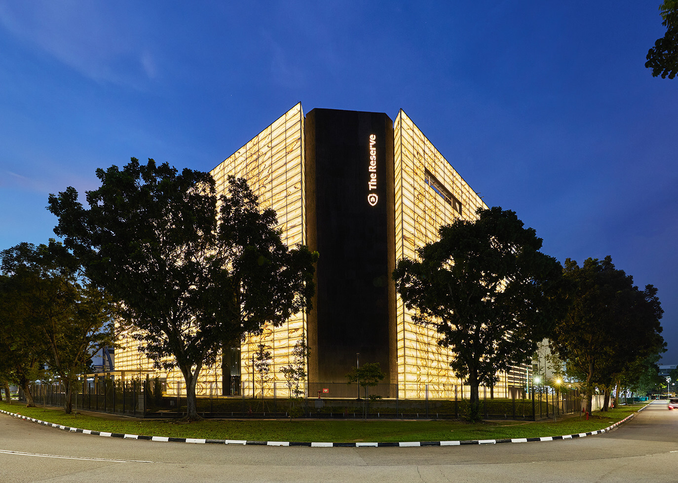 Figure 1. Silver Bullion’s “The Reserve” - 180,000 square feet of secured vaulting and work and event spaces located in Singapore. (CNW Group/Palisades Goldcorp Ltd.) Figure 1. Silver Bullion’s “The Reserve” - 180,000 square feet of secured vaulting and work and event spaces located in Singapore. (CNW Group/Palisades Goldcorp Ltd.)
