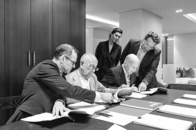 Assinatura do contrato a partir da esquerda: Simon Ismail, MD e cofundador da Salboy; Fred Done, cofundador da Salboy; Trevor Horwell, CEO da Nobu Hospitality; Struan McKenzie, COO da Nobu Hospitality; e (de pé) Diane Daudin Clavaud, Dir. Corp. De Desenvolvimento de Negócios Globais na Nobu Hospitality