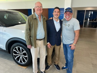 Havana Ford Sale, Ken Ball (l) Seller; Tony Esposito (m) and Bob Esposito New Dealers (CNW Group/Dealer Solutions North America Inc.)