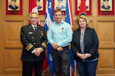 Le président de l'Association des Pompiers de Montréal est honoré d'une médaille du Couronnement du Roi Charles III