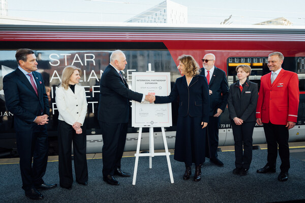 Star Alliance, together with 25 member airlines, welcomed ÖBB as its newest intermodal partner. (CNW Group/Star Alliance) Star Alliance, together with 25 member airlines, welcomed ÖBB as its newest intermodal partner. (CNW Group/Star Alliance)