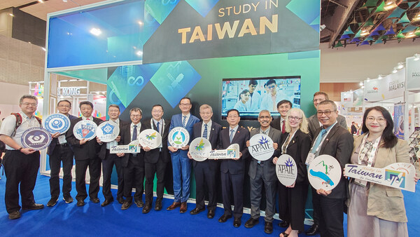 On the Conference's opening day, APAIE President Prof. Venky Shankararaman and Executive Director Ms. Louise Kinnaird visited the Taiwan's delegation, meeting Chairperson Wu and joining the Taiwan delegation for a group photo. On the Conference's opening day, APAIE President Prof. Venky Shankararaman and Executive Director Ms. Louise Kinnaird visited the Taiwan's delegation, meeting Chairperson Wu and joining the Taiwan delegation for a group photo.