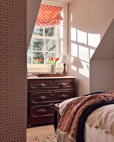 A key highlight from the 2025 trends, Cottagecore embraces the cozy traditional elements of colonial grille windows and cottage sash designs.