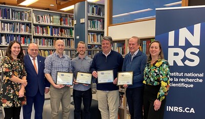 Marine Corniou (editor-in-chief, Québec Science magazine) Luc-Alain Giraldeau (Chief Executive Officer, INRS) and the winning team Tanner Connell (MUHC), Simon Vallières (INRS), François Légaré (INRS), Steve MacLean (IPL), and Isabelle Delisle (Scientific Director, INRS). (CNW Group/Institut National de la recherche scientifique (INRS))