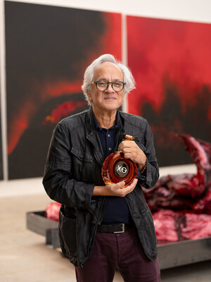Anish Kapoor holding his limited edition Rémy Martin XO decanter, now available online.