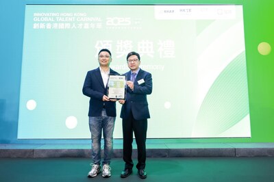 香港勞工及福利局局長孫玉菡爲水滴公司陸港無憂負責人高振頒獎