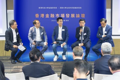 圓桌論壇環節，由WeLab銀行董事局主席、前香港財庫局局長、前科大商學院院長陳家強教授（左一）主持，講者包括滴灌通集團創始人、滴灌通澳門金融資產交易所主席李小加先生（右一）、水滴公司創始人兼CEO沈鵬先生（中）、中信證券股份有限公司執行委員兼中信里昂董事長及首席執行官李春波先生（右二），以及德意志銀行香港區首席執行官兼德銀亞洲投資銀行主席黎敬之先生（左二）