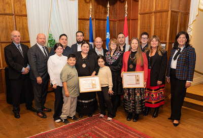 Front row, from left to right: Julie Charland, Innu artist, and her children, the Honourable Manon Jeannotte, Lieutenant Governor of Québec, Claudia Therrien, Huron-Wendat artist, Nadia Robertson, spokesperson for the AFNQL Women's Council, Kateri Champagne-Jourdain, Minister of Employment.
Second row, from left to right: Denis Lamothe, MNA for Ungava, Ian Lafrenière, Minister of Relations with First Nations and Inuit, Reno Riverin-Dominique, Jérôme Bacon, Vice-Chief of the Innu Council of Pessamit, Pierre Picard, Grand Chief of the Huron-Wendat Nation, Andy Kanapé, Vice-Chief of the Innu Council of Pessamit, Olivier Bacon, Vice-Chief of the Innu Council of Pessamit. (CNW Group/Cabinet de la Lieutenante-gouverneure du Québec) Front row, from left to right: Julie Charland, Innu artist, and her children, the Honourable Manon Jeannotte, Lieutenant Governor of Québec, Claudia Therrien, Huron-Wendat artist, Nadia Robertson, spokesperson for the AFNQL Women's Council, Kateri Champagne-Jourdain, Minister of Employment.
Second row, from left to right: Denis Lamothe, MNA for Ungava, Ian Lafrenière, Minister of Relations with First Nations and Inuit, Reno Riverin-Dominique, Jérôme Bacon, Vice-Chief of the Innu Council of Pessamit, Pierre Picard, Grand Chief of the Huron-Wendat Nation, Andy Kanapé, Vice-Chief of the Innu Council of Pessamit, Olivier Bacon, Vice-Chief of the Innu Council of Pessamit. (CNW Group/Cabinet de la Lieutenante-gouverneure du Québec)
