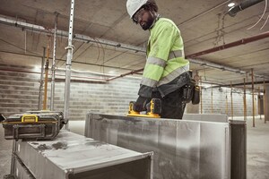 Na FEICON 2025, DEWALT foca em soluções industriais e lança ferramentas para construção civil, marcenaria e metalmecânica