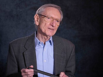 Manfred Hibbing with the MKH 416. The photo was taken in 2023