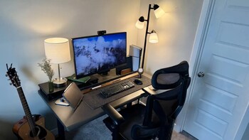 Autonomous SmartDesk 5 Pro is designed for demanding setups with larger tabletop and stronger system, which can carry up to 330 lbs.