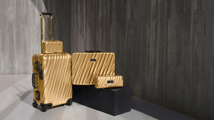 TUMI CELEBRA 50 ANOS COM COLEÇÃO EM TOM DOURADO ICÔNICO
