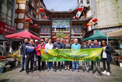 采風團嘉賓於都勻市石板街前留影