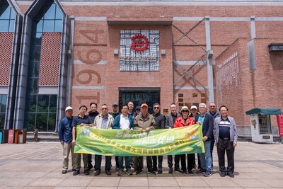 采風團於都勻三線博物館外合影留念