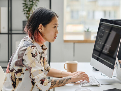 隨著 2025年 AI 技術的應用率繼續增加，針對 AI 開發的網路攻擊將不斷升級。企業必須從源頭開始預防，確保 AI 應用的安全，包括資料、模型及相關的 IT 基礎設施。