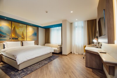 The La Quinta by Wyndham Batumi features modern and spacious guestrooms. The La Quinta by Wyndham Batumi features modern and spacious guestrooms.