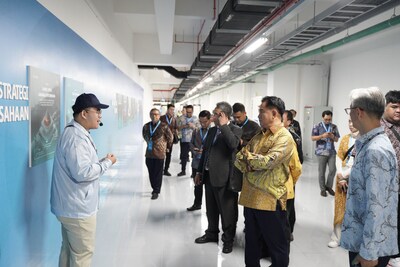 Factory Tour of Smart Factory (PRNewsfoto/Pegatron Corp) Factory Tour of Smart Factory (PRNewsfoto/Pegatron Corp)