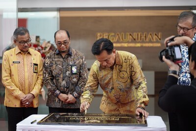 Government Official Signing the Inscription (PRNewsfoto/Pegatron Corp) Government Official Signing the Inscription (PRNewsfoto/Pegatron Corp)